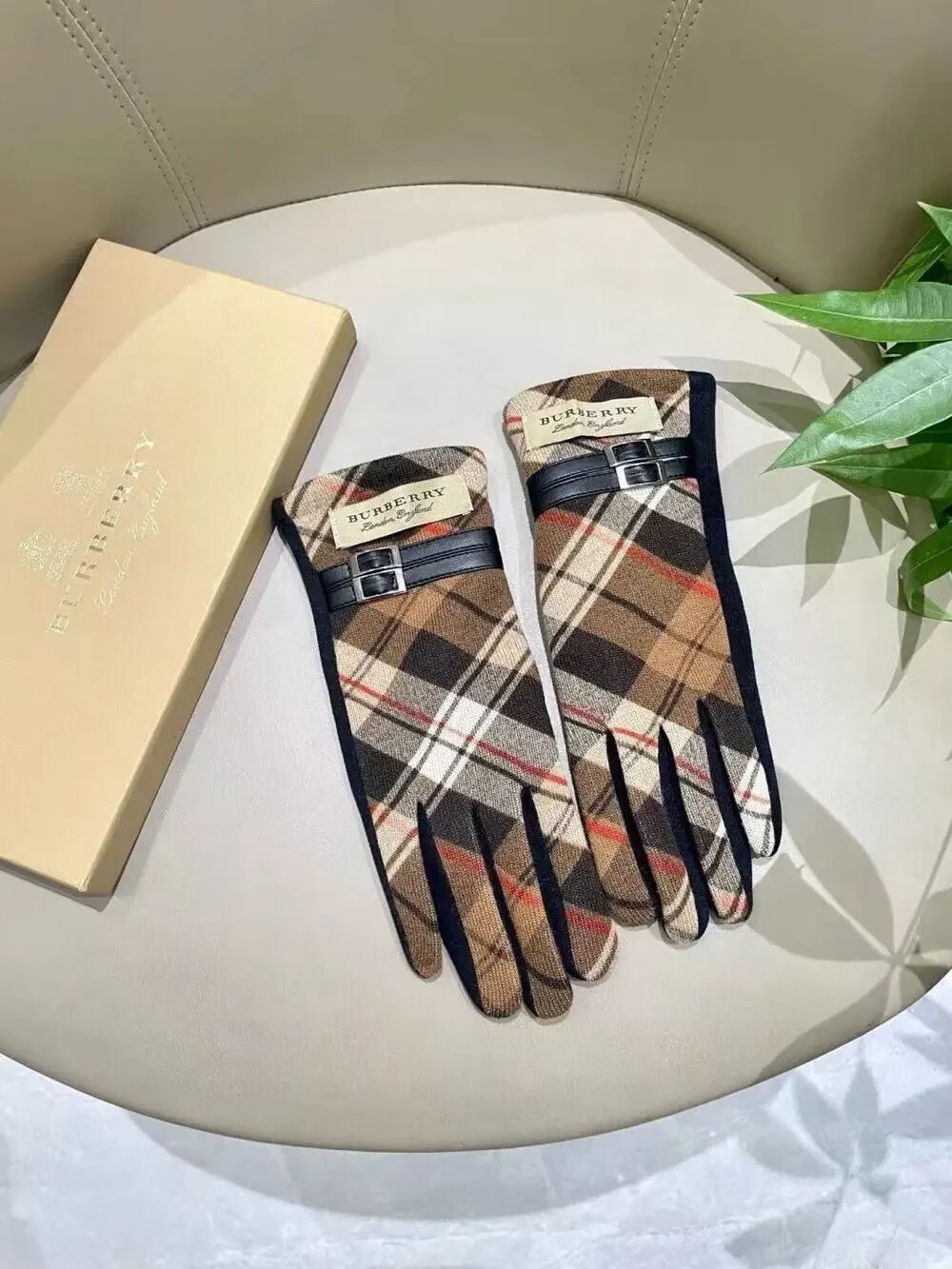 Classic Burberry Beige Vintage Check Touchscreen Winter Gloves